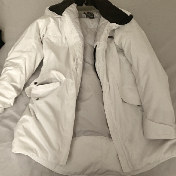 Helly Hansen Jackets & Blazers - ❄❄Helly Hansen white Ski/Snow jacket, worn once, excellent condition